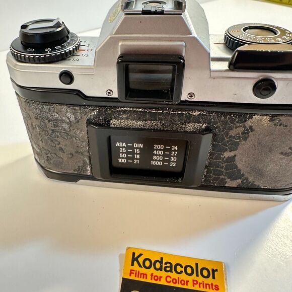 Yashica FX-D Quartz SLR Vintage Film Camera w/extra Lens included Untested - Picture 10 of 10